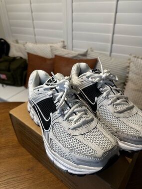EXCELLENT CONDITION- NIKE VOMERO 5 - MENS SIZE 7.5/WOMENS SIZE 9
